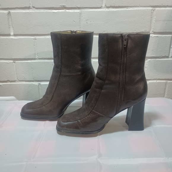 Newport News Women's 9M zip up slip on dark brown leather square toe boots. EUC - Picture 4 of 12